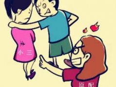 小三暴打原配8分钟，当街暴打妻女，用脚踢在妻子的身上！